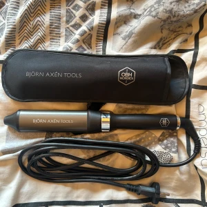Björn Axén Tools Curling Iron - Professionell locktång från Björn Axén Tools och OBH Nordica. Kommer med originalfodral, lång sladd och ergonomiskt handtag. Produkten ser ut att vara i mycket gott skick utan synligt slitage eller defekter. Perfekt för att skapa vackra lockar hemma. Använt max 3 gånger.