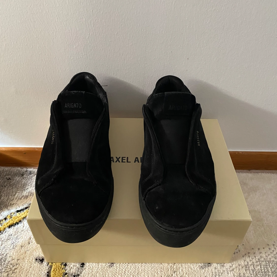 Svarta sneakers Axel Arigato mocka - 1