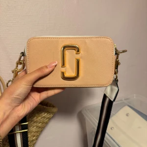 Rosa väska med vit o brun detaljer - Använd några gånger