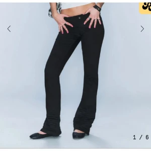 Svarta bootcut jeans från Cheap Monday - Säljer ett par svarta bootcut jeans från Cheap Monday med snyggt rosa logopatch bak. Jeansen har låg midja och klassisk femficksdesign. W28/34 KÖP NUU!!!! Finns en på hemsida inne! 