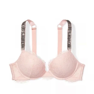 Victoria’s secret bh - Så så så fin ljusrosa push up bh från Victoria’s secret i toppenskick, bara använd ett fåtal gånger! Jag har inte lappen kvar så är osäker på exakt vilken storlek den är men jag skulle säga runt 75 B/75 C. Använd gärna köp nu🫶🏼