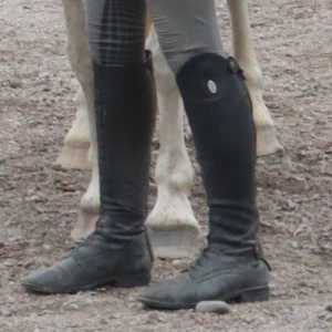 Svarta ridstövlar i skinn, stl 38 - Säljer ett par klassiska svarta ridstövlar i skinn med snörning framtill och låg klack. Stövlarna har rund tå och dragkedja baktill för enkel påtagning. Perfekta för dig som rider och vill ha en stilren look i stallet. Nypris 1200kr mitt pris 750kr