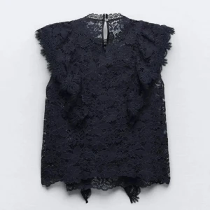 Mörkblå spetsblus från Zara - Supersnygg mörkblå blus i spets från Zara. Den är i jättebra skick och inga små dekfekter!