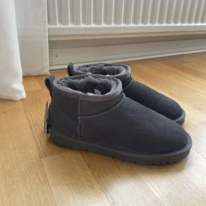 Uggs liknande / vinter boots - Säljer dessa jättefina uggs liknande skor som är helt oanvända (säljer även ett par i storlek 38)🥰 Perfekta nu i höst och vinter🍁🍂                      Nypris: 1099 kr                                                          (Pris kan diskuteras)