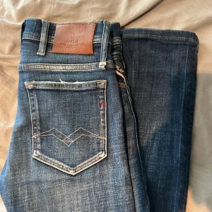 Replay Anbass jeans blå, W28 L32 - Snygga Replay Jondrill jeans har använt dom runt 5-15 gånger så är typ nya jätte bra skick och säljer pga ut av att dom är för små kan gå ner i pris vid snabb affär nypris 1799kr hör av er vid minsta lilla!