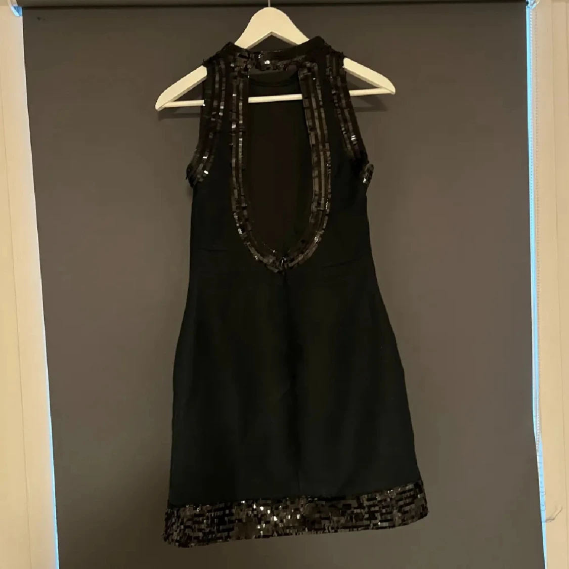 Svart miniklänning från Mango