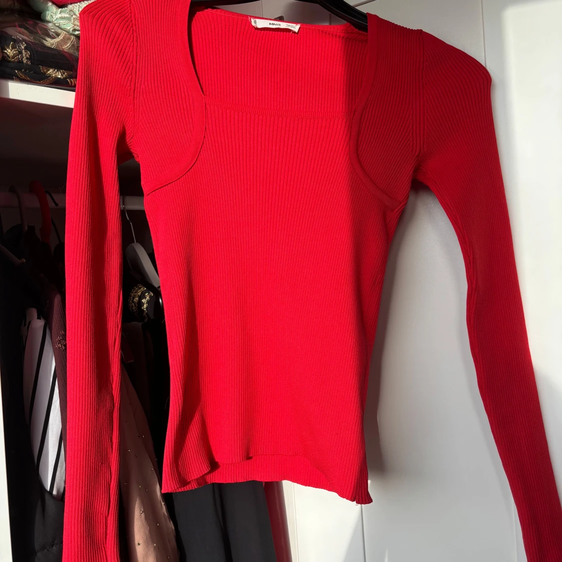 Röd ribbad långärmad topp från Mango - 1