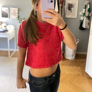 Röd croppad stickad topp Gina Tricot - Croppad stickad topp från Gina Tricot i en snygg röd färg. Modellen har korta ärmar, rund halsringning och är gjord i ett mjukt stickat material. Skriv om ni har några frågor🥰
