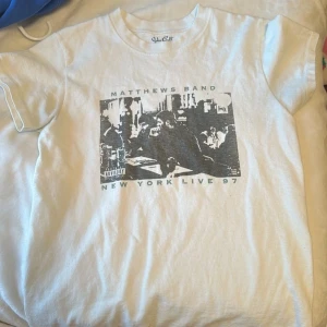 Vit t-shirt från brandy melville - Fin vit t-shirt från Brandy melville, använd men inga defekter eller liknande🤍