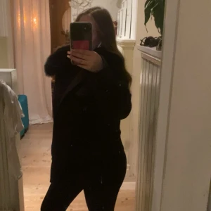 Svart pälsjacka från Meotine - Säljer min meotine jacka. Perfekt nu till vinter och verkligen en jacka som är superfin. Storlek XS/S. Originalpris 3000 kr.