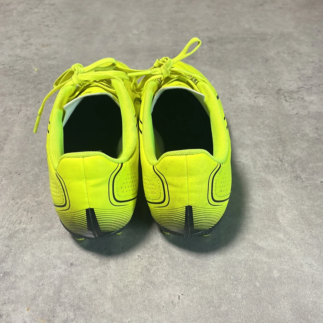 Neongula fotbollsskor från Puma - 2