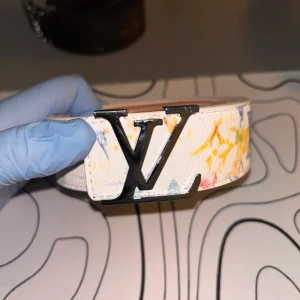 Mångfärgat bälte - Ett fint bälte bälte med silver logga och tropical utsida. Hör av er om ni har några frågor☺️