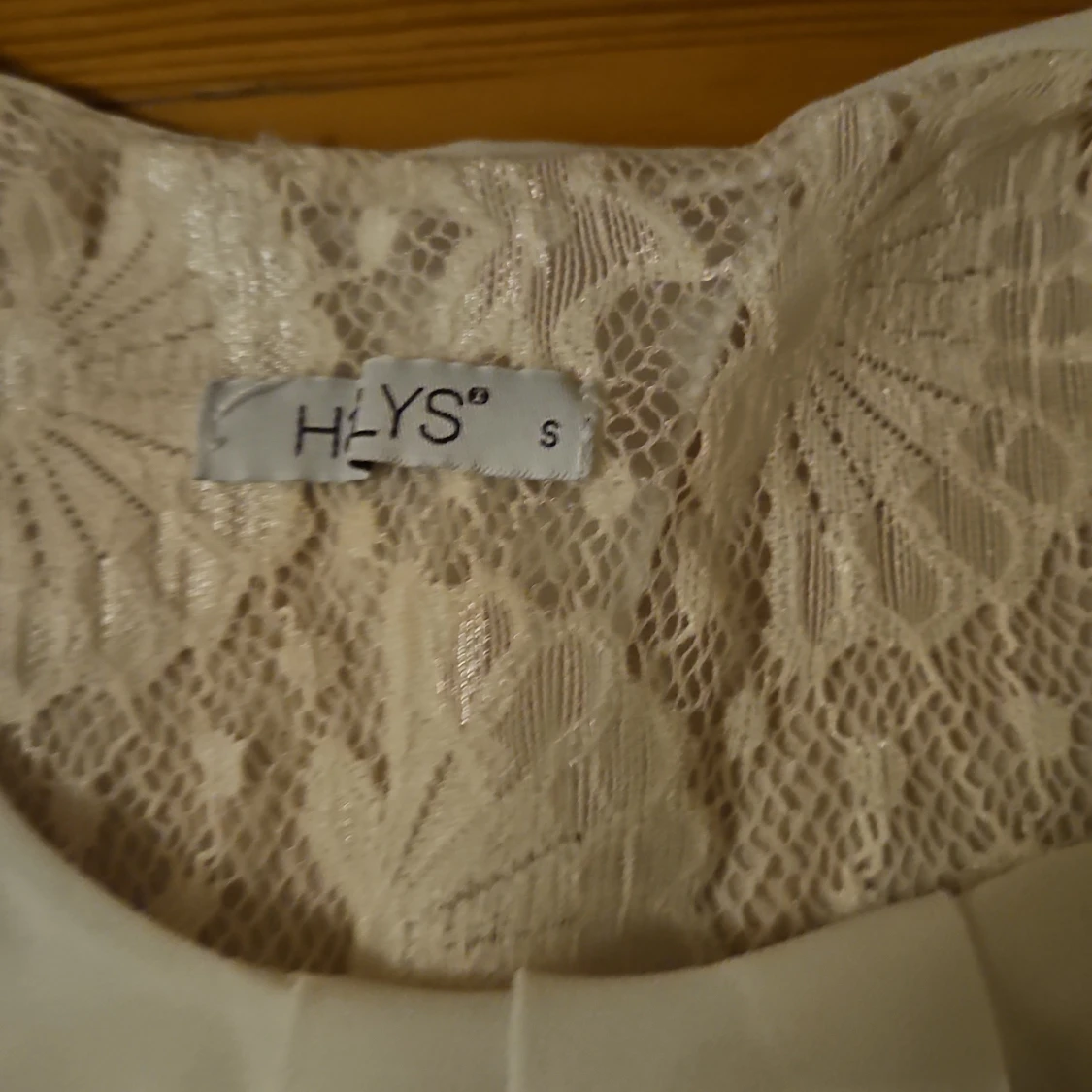 Vit ärmlös blus med spets från HLYS - 2