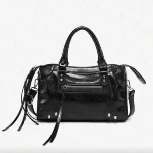 Skinn väska - Jätte snygg populär skinn väska, som kommer tyvärr till användning. Fick som present men var inte min typ 😔❤️ vet tyvärr inte vart den är köpt ifrån