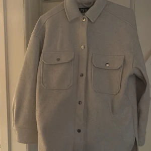 Beige overshirt från Zara - Snygg jacka från Zara! Väldigt fint skick och mysig inför hösten🥰🥰 köpt förra hösten och älskar den fortfarande men den kommer tyvärr inte till användning❣️