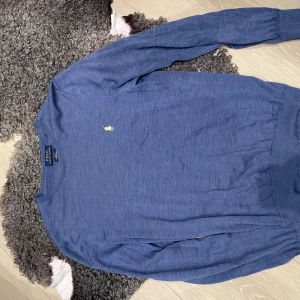 Blå merinoulltröja Polo Ralph Lauren - Blå tröja från Polo Ralph Lauren i merinoull i fint skick. Nypris ca 1050. Storlek S.