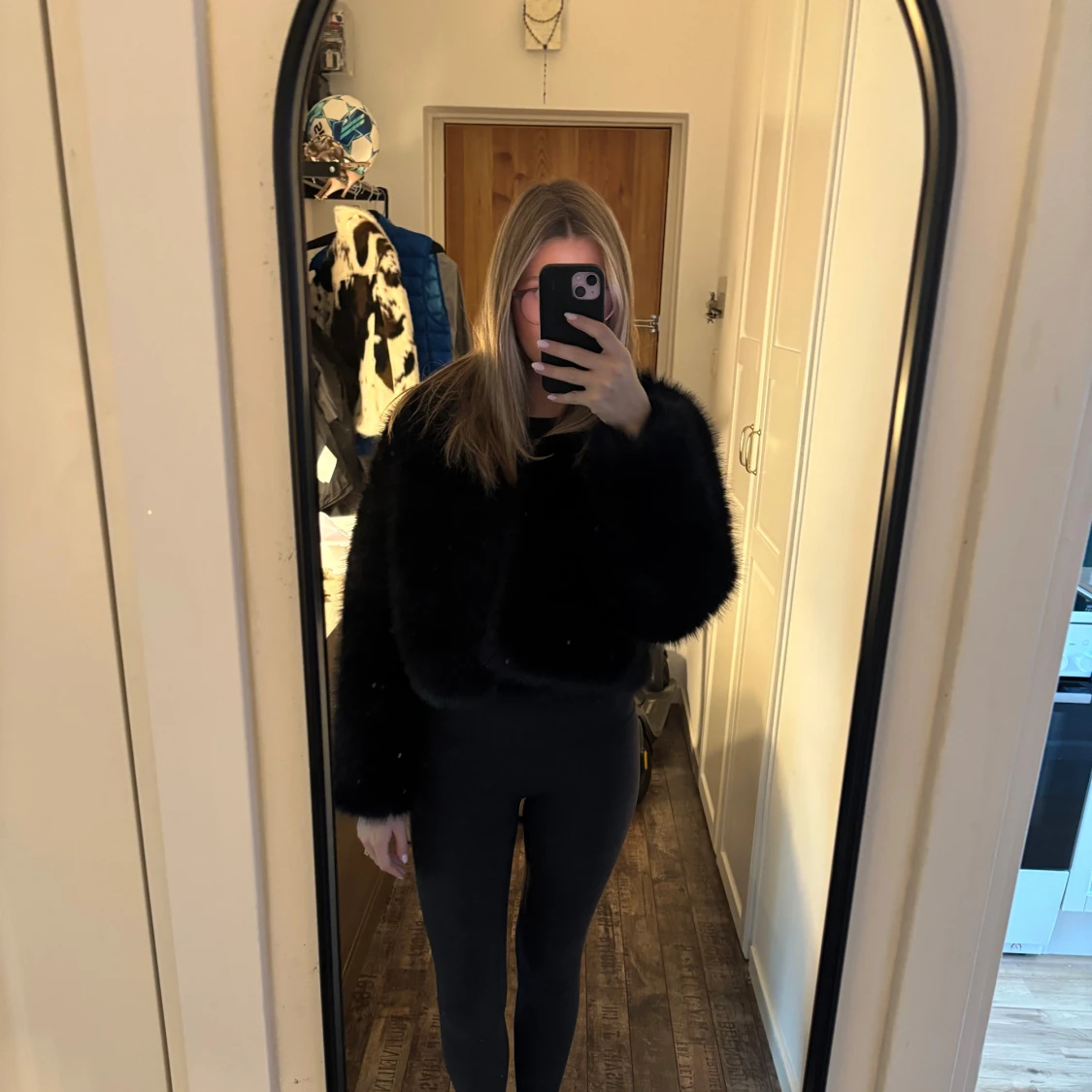 Svart pälsjacka croppad modell - 1