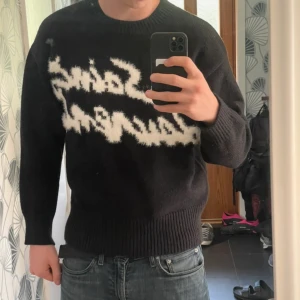Svart Saint Laurent stickad tröja - Svart stickad tröja från Saint Laurent i storlek M             Den sitter så på 182 cm                                             ✅skriv för frågor , mått eller mer bilder ✅