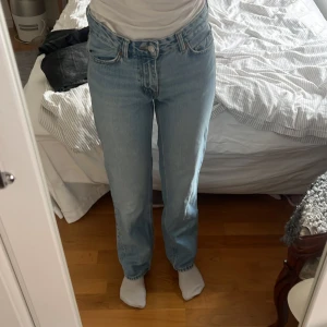 Ljusblå raka jeans från Perfect Jeans - Säljer ett par ljusblå jeans från Perfect Jeans i rak modell. Jeansen har klassisk femficksdesign, hög midja och stängs med knapp och dragkedja. Tillverkade i jeansmaterial med snygg tvätt och normal passform.