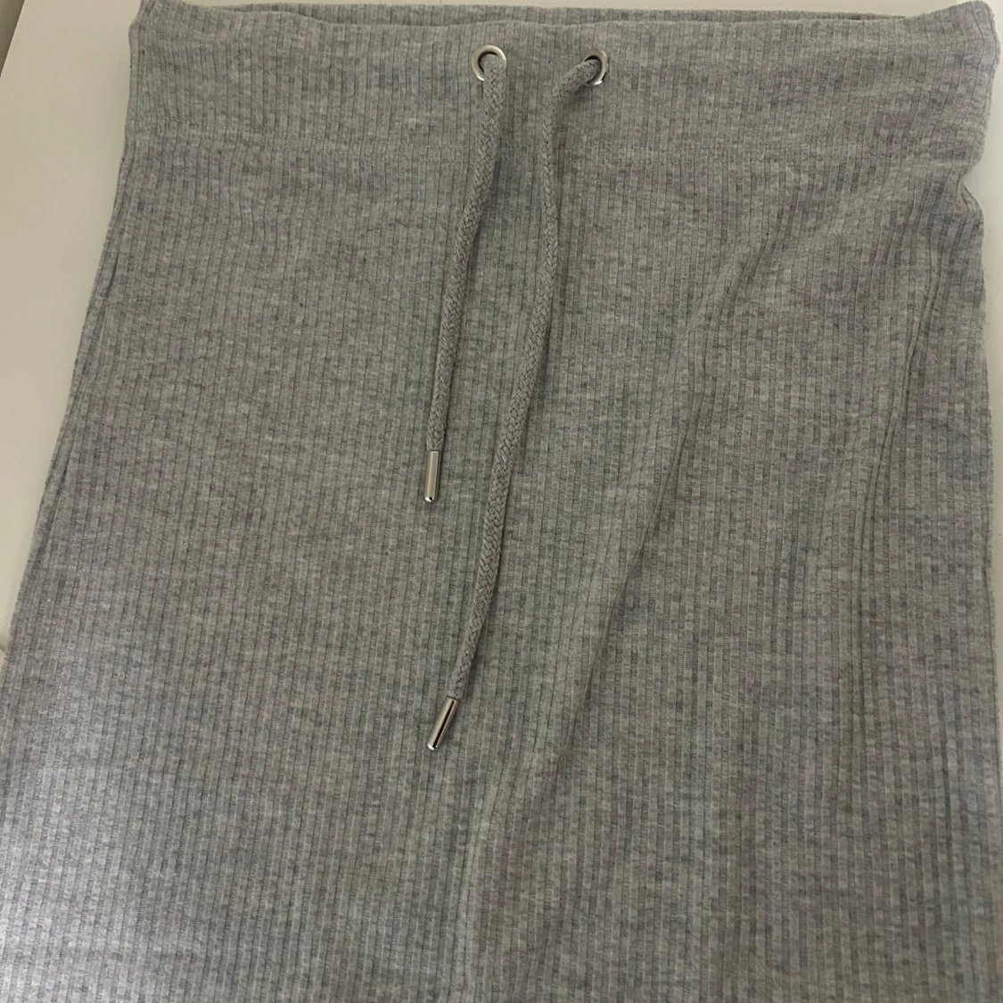 Grå ribbad långkjol från Gina Tricot - 1