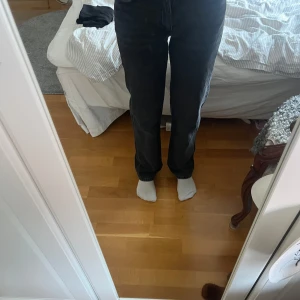 Svarta straight jeans från Perfect Jeans - Säljer ett par svarta jeans från Perfect Jeans i storlek 32. De har en rak passform med klassisk femficksdesign och hög midja. Jeansen är tillverkade i ett mjukt denimtyg som sitter snyggt och bekvämt hela dagen.