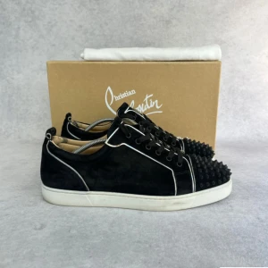 CHRISTIAN LOUBOUTIN JUNIOR SPIKE SNEAKER - – Condition: 8/10  - What is included: Only the sneakers  – Retail price: 9000 + SEK