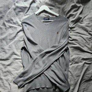 Grå v-ringad tröja Polo Ralph Lauren - Säljer för den inte passar längre, storlek S Inga defekter, skriv vid funderingar🤗