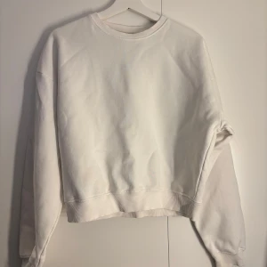 Vit sweatshirt - En stilren vit sweatshirt från BikBok. 