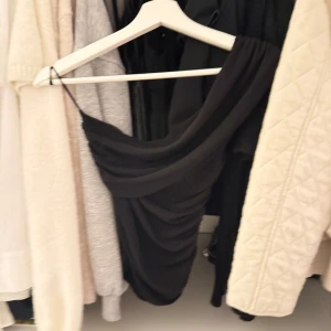 Svart topp - Svart topp från bikbok i storlek xs! Endast använd en gång🙌🏽