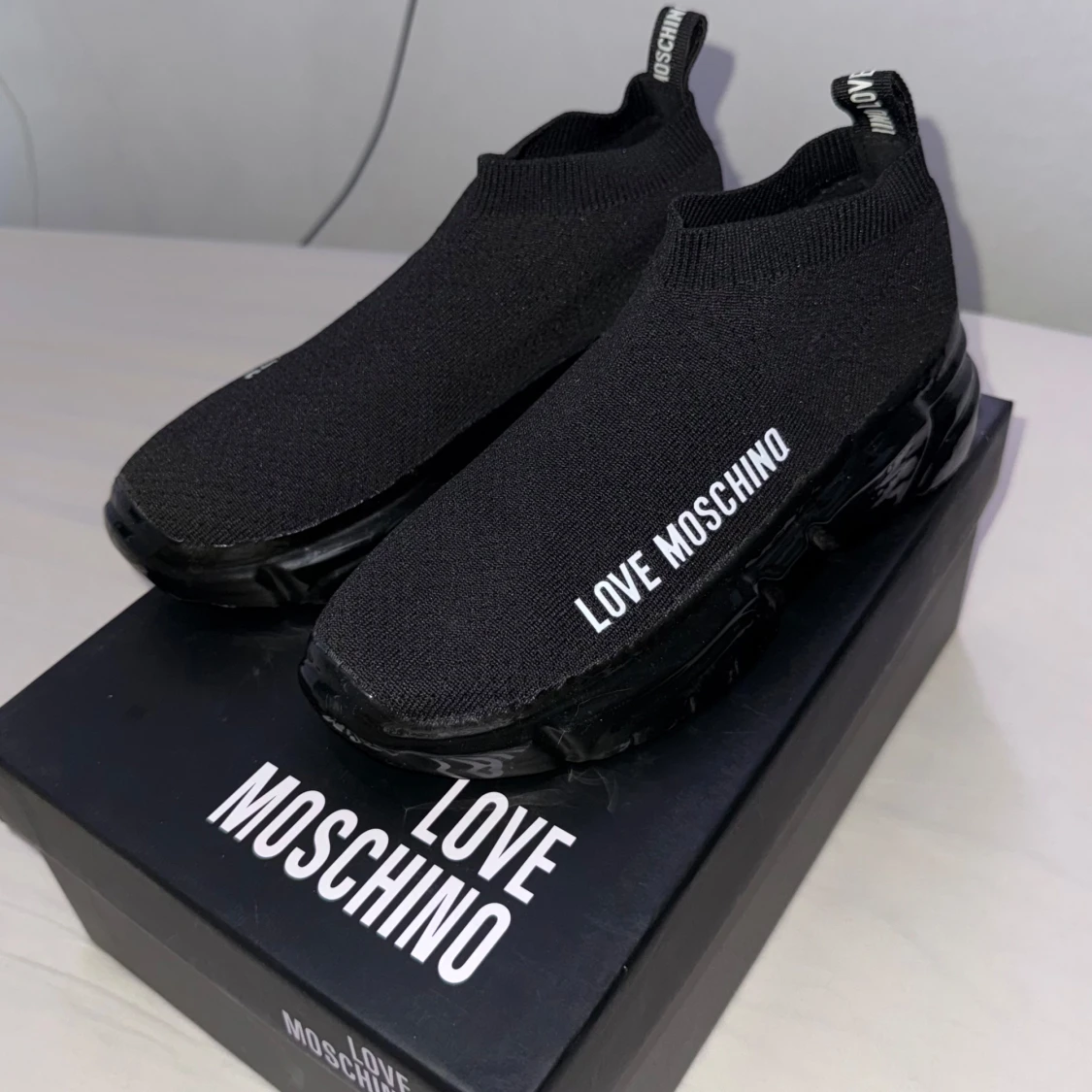 Svarta sneakers från Love Moschino