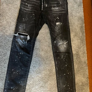 Svarta Dsquared2 jeans med slitningar - Säljer ett par svarta jeans från Dsquared2 kan komma med kvitto. nya kostar 7000
