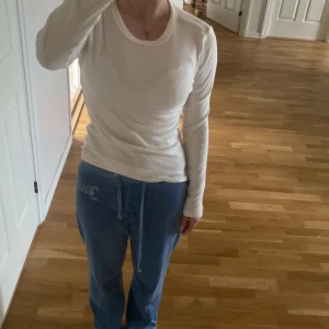Vit långärmad baströja i bomull🤍 - En enkel och stilren vit långärmad tröja i mjuk bomull. Modellen är figurnära med rund halsringning och passar perfekt som basplagg till alla outfits. Superskön och lätt att matcha med både jeans och mjukisbyxor.