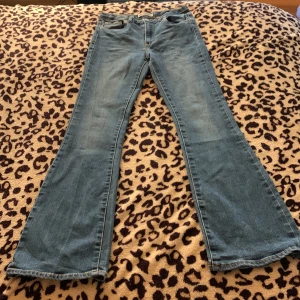 Levi's 726 Flare jeans blå bootcut - Snygga Levi's 726 Flare jeans i klassisk blå denim med bootcut och utsvängda ben. Jeansen har fem fickor, normal passform och ikonisk Levi's-lapp bak. Perfekta för dig som gillar retrovibbar och vill ha ett par jeans med riktigt schysst siluett.