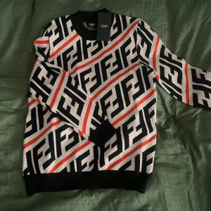 Fendi stickad tröja med FF-mönster - Riktigt skön stickad Fendi tröja, passar perfekt nu till vintern. Mysigt material av hög kvalité. Säljer då den inte passar mig😓