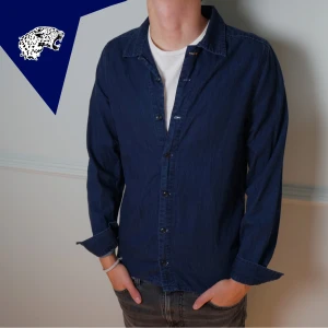 NUDIE JEANS SKJORTA - Riktig fet Mads Nørgaard hoodie | Skick: 8.5/10 | Strl: S (liten i stl) | Modellen är 180 cm | Hör av dig vid intresse eller om du undrar någonting! 