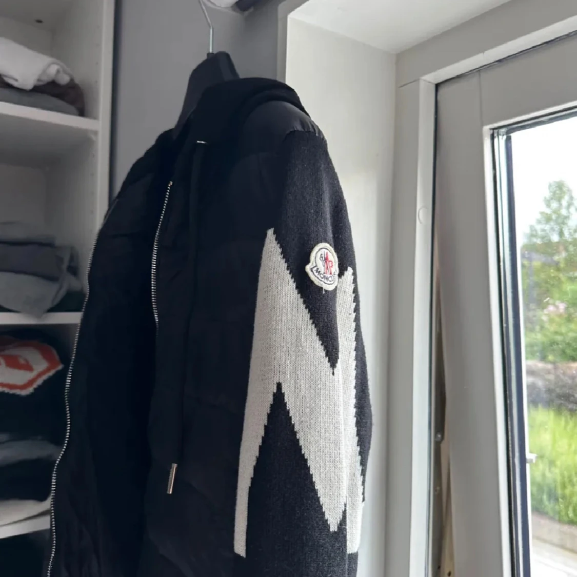 Svart M pufferjacka med huva - 2