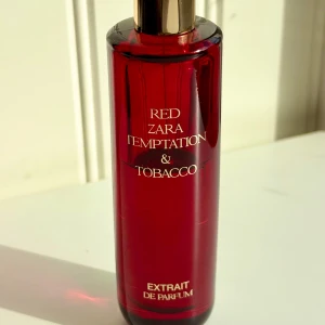 Zara Red Temptation & Tobacco 50 ml - Extrait de Parfum med 50 ml volym. Kvarvarande mängd syns på bild. Kommer i originalförpackningen. Givetvis förvarad mörkt och svalt.