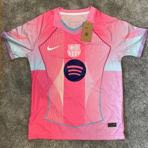 Barcelona pink special jersey  - Säljer en FC Barcelona fotbollströja från Nike i en riktigt snygg rosa helt ny med kvitto