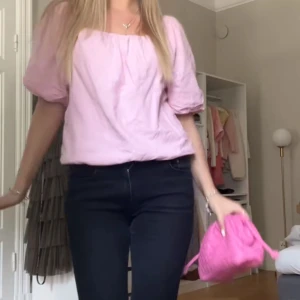 Ljusrosa blus med puffärmar - Supersöt ljusrosa blus med puffiga korta ärmar och rak, avslappnad passform. Blusen har en fyrkantig urringning och är tillverkad i ett lätt tyg som känns luftigt och fräscht. Perfekt för dig som gillar en feminin och trendig stil. Har ett svagt broderi mönster💓💓💓
