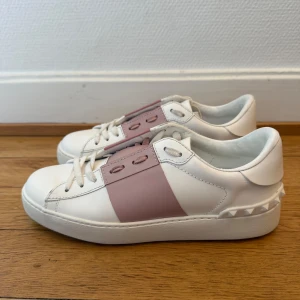 Valentino open sneakers  - Säljer nu dessa fina valentino skor | Nyskick| Storkek 38 | Endast använda några gånger | Köpta på vestiaire kvitto och äkthetsbevis ingår | 