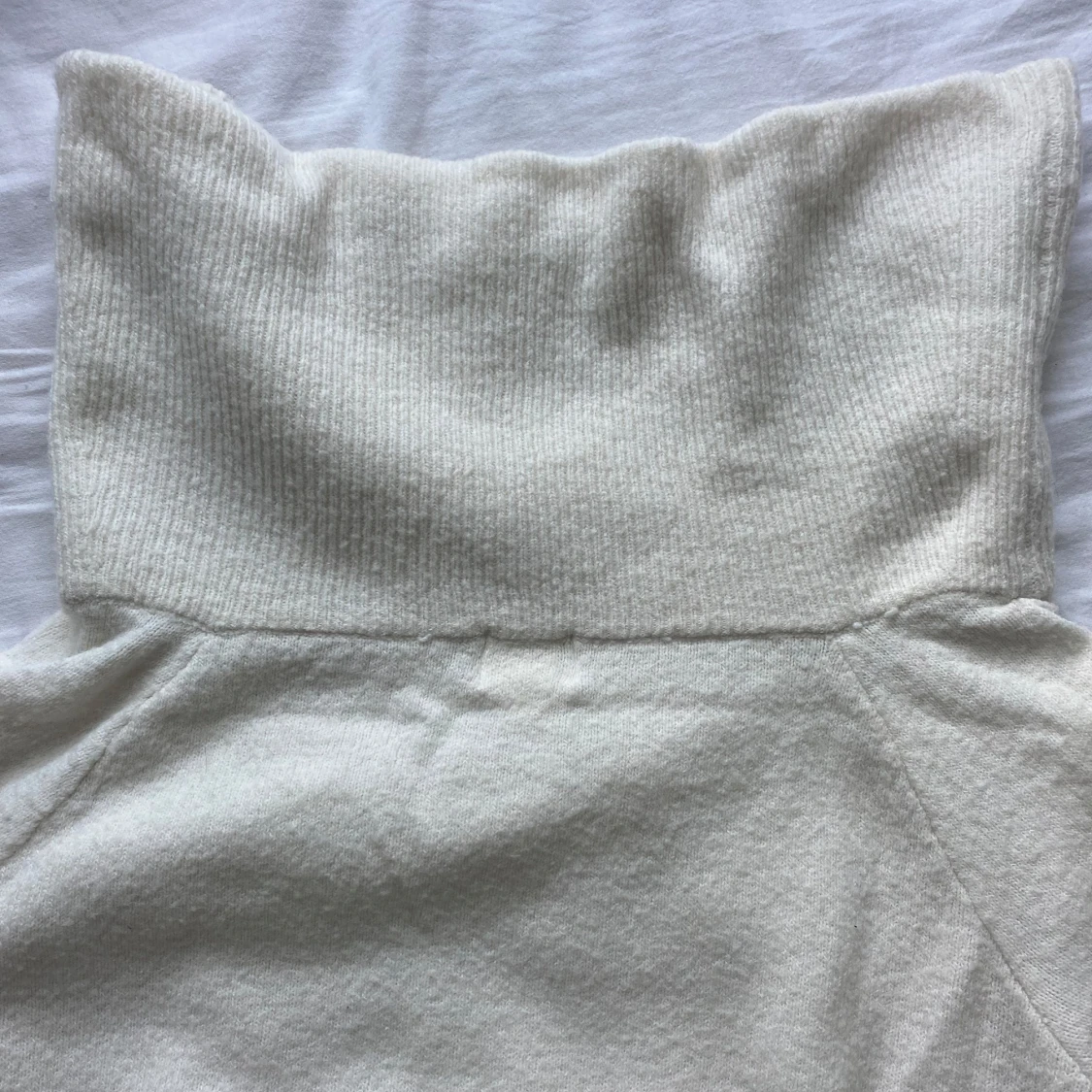 Vit offshoulder stickad - 1