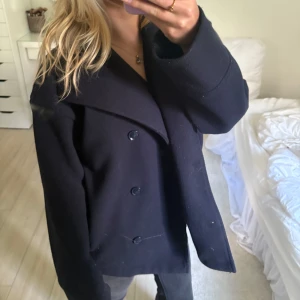 Marinblå kappa - Marinblå kappa från Gina young. Storlek 170 men motsvarar en S 😍