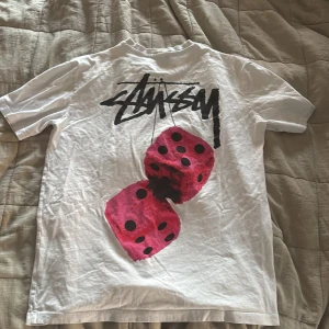 Stussy Tröja  - Vit stussy tröja köpt här på plick. Använd några få gånger och en fläck har kommit till, försvinner nog med tvätten men annars helt perfekt och bra passform. Därav också det låga priset.. pris går att diskutera vid snabb affär.