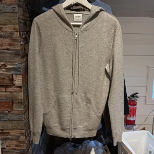 Kashmir hoodie - Säljer nu en riktigt skön kashmir hoodie från John Henric i strl S, hoodien är använd otroligt lite och är fortfarande i nyskick! Passar mig som är 170cm och väger 60kg, för mer bilder och info är det bara att skriva!