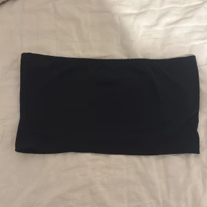 Svart bandeau tubtopp från Stay XL - En svart bandeau tubtopp från Stay i storlek XL. Kan användas som kjol och topp det står lx men passar mer M/L