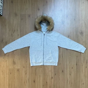 Grå Hoodie med päls - Kan gå ner i pris. Grå hoodie med päls. Sydde till pälsen själv. Skickar fort✅📦