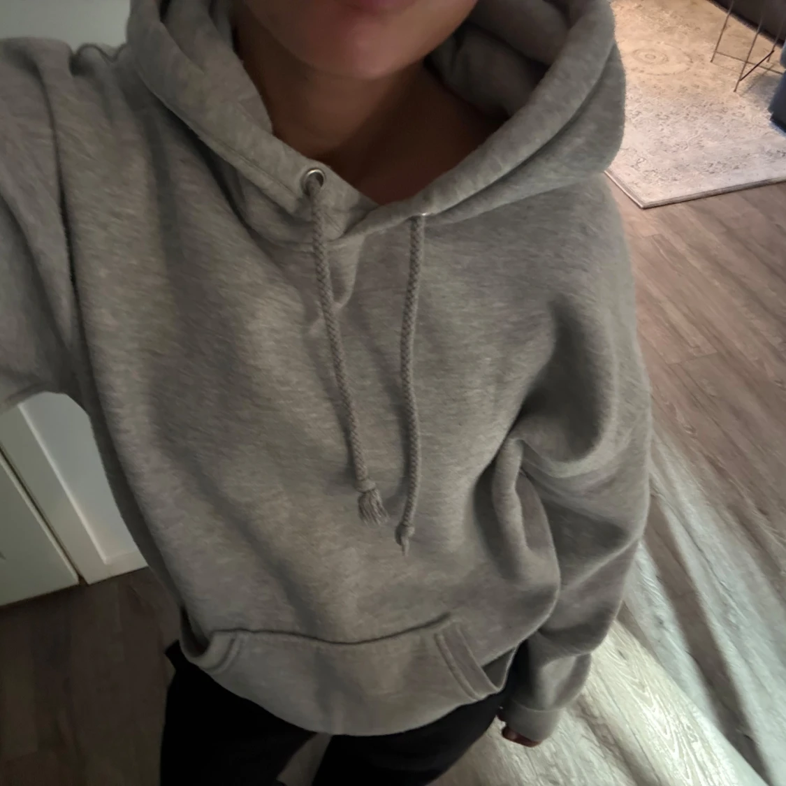 Grå hoodie från Bik Bok  - 4