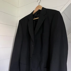 Svart Oversized Kavaj - Köpt från en tjej i Polen som sytt om kavaj så finns inget märke eller storlek i den. Rejält material så går att använda som en lite tunnare jacka också❤️‍🔥