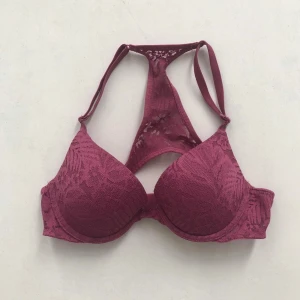 Victoria secret BH - Säljer en vinröd bh med snygg spetsdetalj. 😍 storlek 32 B