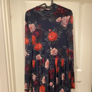 Blommig långklänning - Klänning från NA KD. 